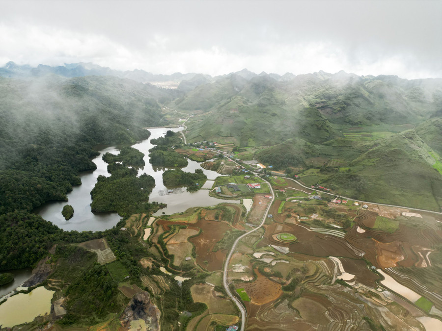 Địa hình núi cao hiểm trở và khí hậu khắc nghiệt của xã Sà Dề Phìn Địa hình núi cao hiểm trở và khí hậu khắc nghiệt của xã Sà Dề Phìn