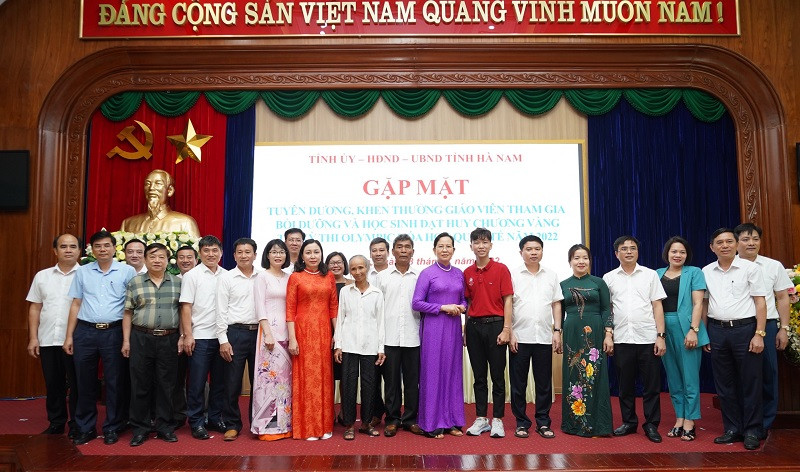 Lãnh đạo Tỉnh uỷ, HĐND, UBND tỉnh Hà Nam gặp mặt tuyên dương, khen thưởng giáo viên tham gia bồi dưỡng và học sinh đoạt Huy chương vàng Olympic quốc tế môn Hoá học năm 2022.