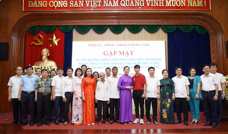 Lãnh đạo Tỉnh uỷ, HĐND, UBND tỉnh Hà Nam gặp mặt tuyên dương, khen thưởng giáo viên tham gia bồi dưỡng và học sinh đoạt Huy chương vàng Olympic quốc tế môn Hoá học năm 2022.