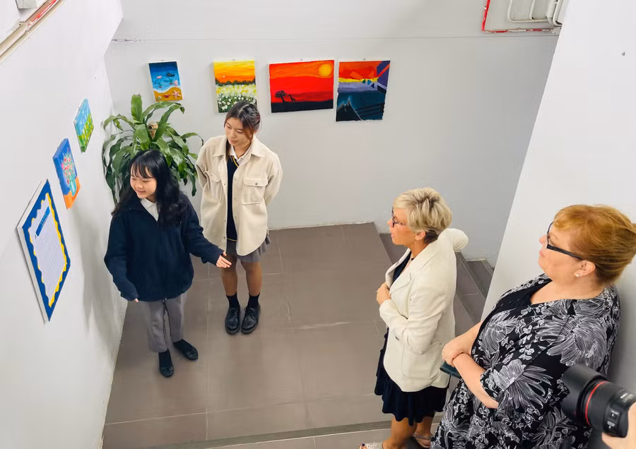 Ngọc Phi đang giới thiệu đến các vị khách đến tham quan đường hầm tranh tại Dewey Ngọc Phi đang giới thiệu đến các vị khách đến tham quan đường hầm tranh tại Dewey