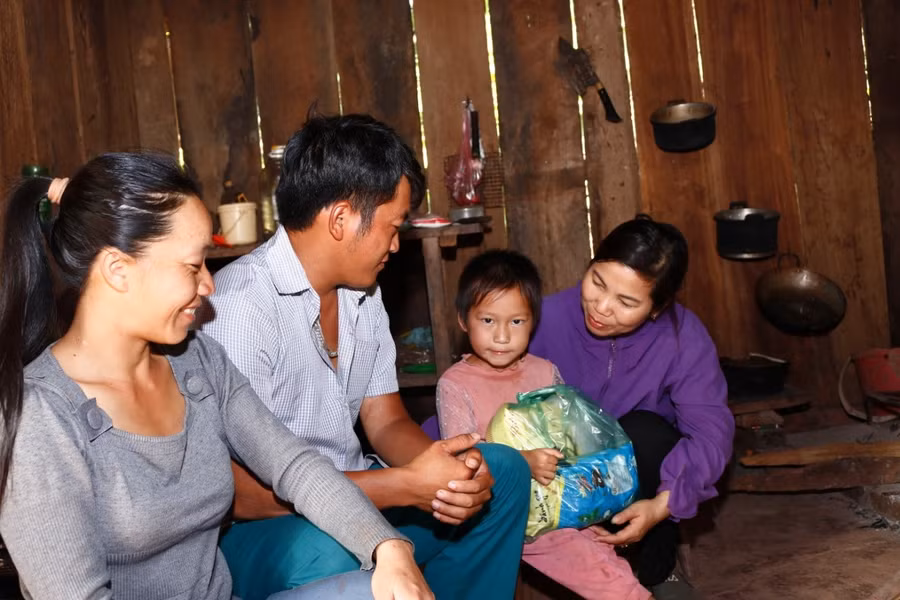 Cô Vân Oanh (áo tím) thăm hỏi, động viên và vận động học sinh khuyết tật đến lớp.