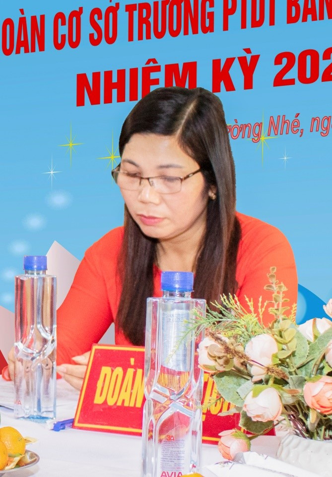 Chân dung cô giáo Điêu Thị Vân Oanh. Chân dung cô giáo Điêu Thị Vân Oanh.