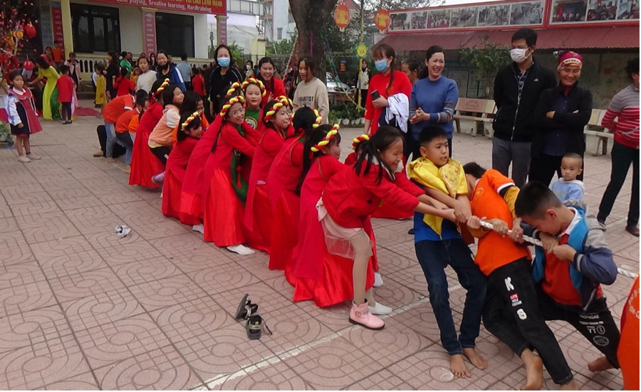 Trò chơi kéo co để thử tài sức khỏe của các đội được diễn ra sôi động nhất trong buổi trải nghiệm. Trò chơi kéo co để thử tài sức khỏe của các đội được diễn ra sôi động nhất trong buổi trải nghiệm.