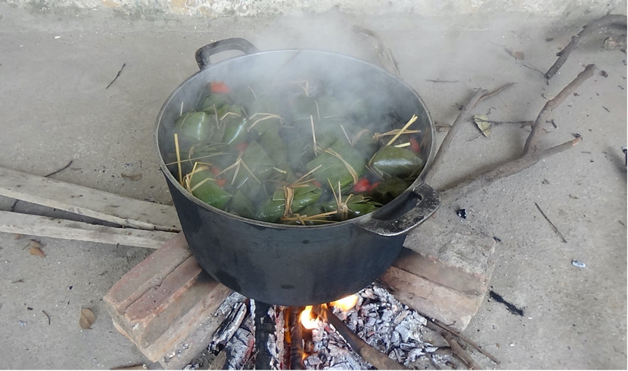 Bốc khói từ bếp và hơi nghi ngút của nồi bánh rợm mang đậm tình quê hương Bốc khói từ bếp và hơi nghi ngút của nồi bánh rợm mang đậm tình quê hương