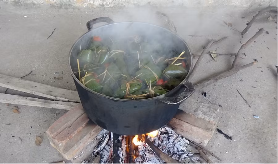 Bốc khói từ bếp và hơi nghi ngút của nồi bánh rợm mang đậm tình quê hương