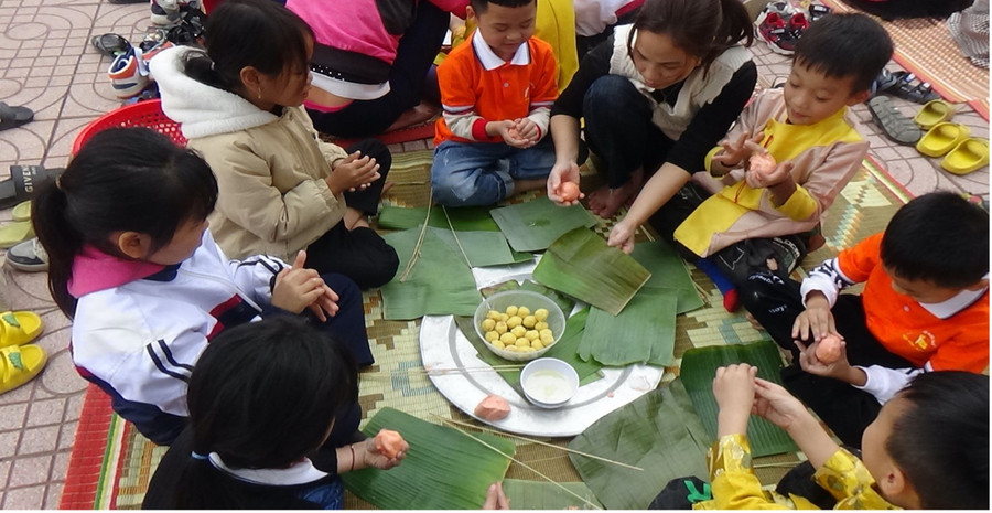 Từ đôi bàn tay nhỏ nhắn, các em cũng đã tự chủ làm được những chiếc bánh chưng, bánh rợm trong ngày tết Từ đôi bàn tay nhỏ nhắn, các em cũng đã tự chủ làm được những chiếc bánh chưng, bánh rợm trong ngày tết