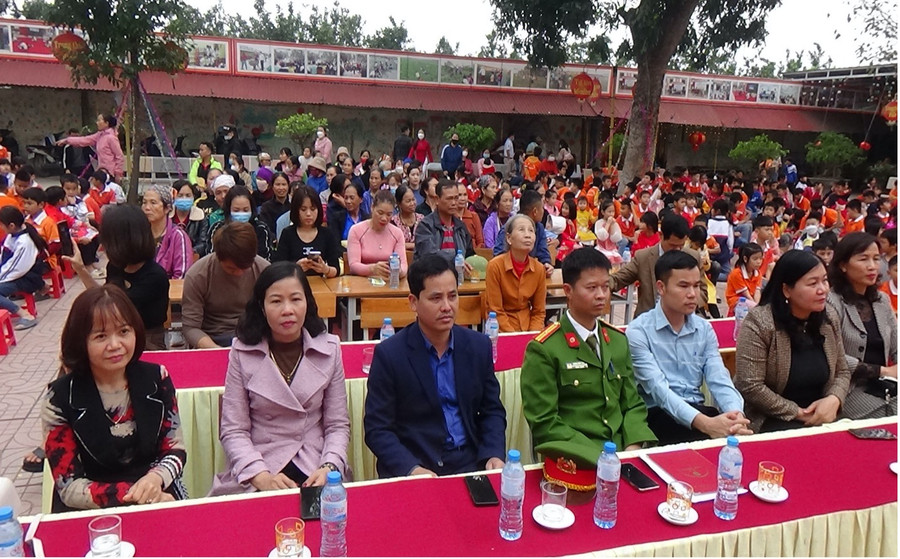 Đại biểu và phụ huynh rất phấn khởi tham dự trải nghiệm của học sinh nhà trường Đại biểu và phụ huynh rất phấn khởi tham dự trải nghiệm của học sinh nhà trường