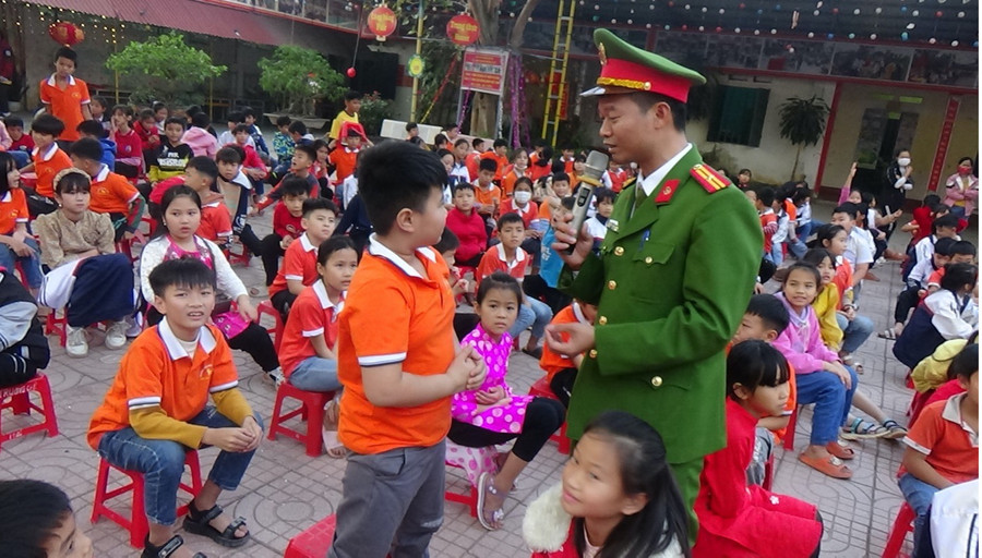 Thiếu tá Đặng Đình Tân- Phó trưởng công an thị trấn Bắc Lý chia sẻ với học sinh về cách phòng, chống pháo nố trước, trong và sau tết Thiếu tá Đặng Đình Tân- Phó trưởng công an thị trấn Bắc Lý chia sẻ với học sinh về cách phòng, chống pháo nố trước, trong và sau tết
