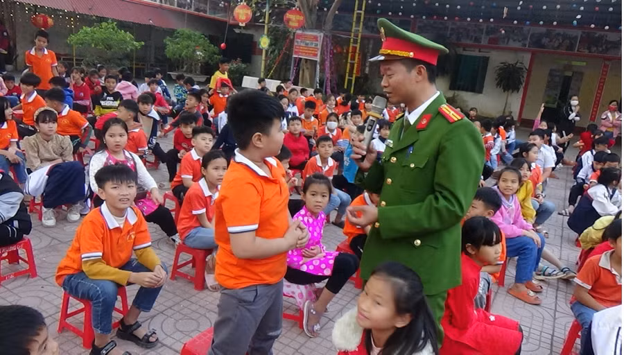 Thiếu tá Đặng Đình Tân- Phó trưởng công an thị trấn Bắc Lý chia sẻ với học sinh về cách phòng, chống pháo nố trước, trong và sau tết