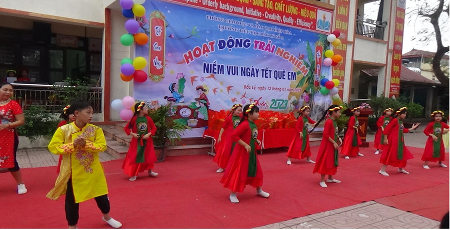 Các vũ điệu âm nhạc rộn ràng mang hơi thở ngày tết và không khí sắc xuân cứ tràn ngập rộn rã sân trường. Các vũ điệu âm nhạc rộn ràng mang hơi thở ngày tết và không khí sắc xuân cứ tràn ngập rộn rã sân trường.