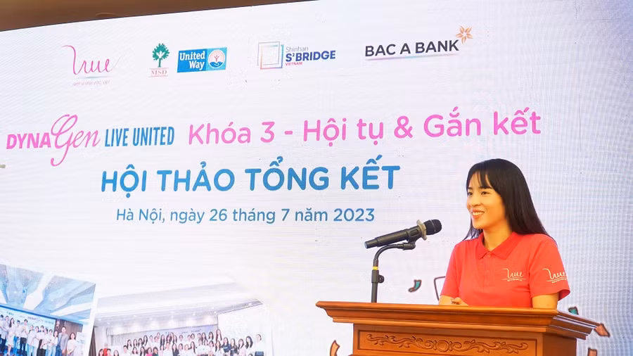 Bà Trần Thị Như Trang, Giám đốc VSF, chúc mừng các thành viên DynaGen đã hoàn thành quá trình rèn luyện và đạt được những kết quả tích cực.