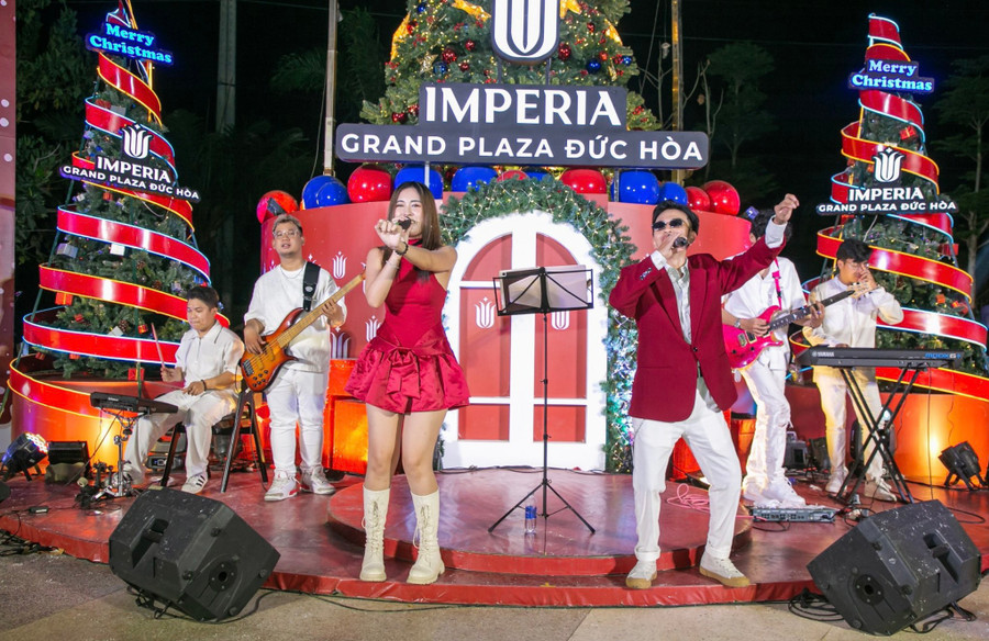 Các nghệ sĩ làm nóng sân khấu với âm nhạc sôi động Các nghệ sĩ làm nóng sân khấu với âm nhạc sôi động