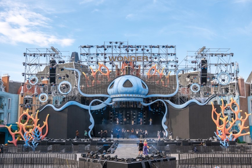 Không ít khán giả dừng chân chụp ảnh, selfie và check in cùng sân khấu độc đáo. Không ít khán giả dừng chân chụp ảnh, selfie và check in cùng sân khấu độc đáo.