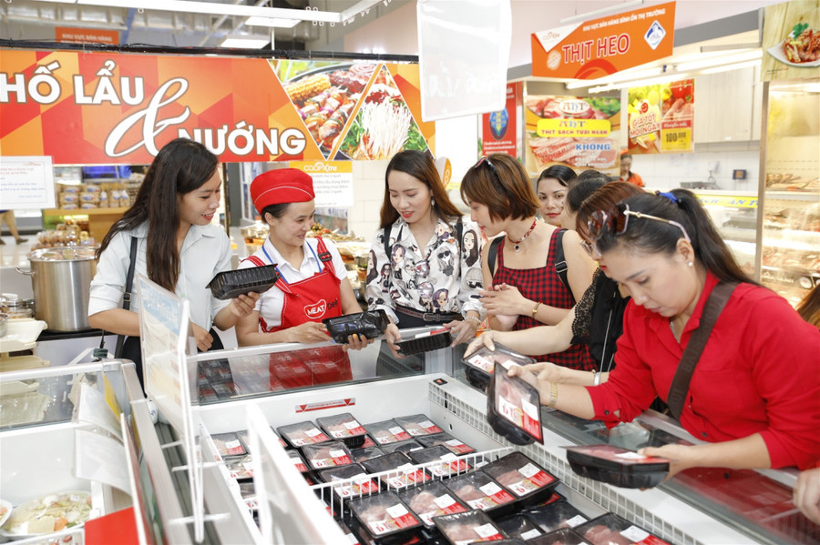 Người tiêu dùng mua sắm thịt mát MEATdeli Người tiêu dùng mua sắm thịt mát MEATdeli