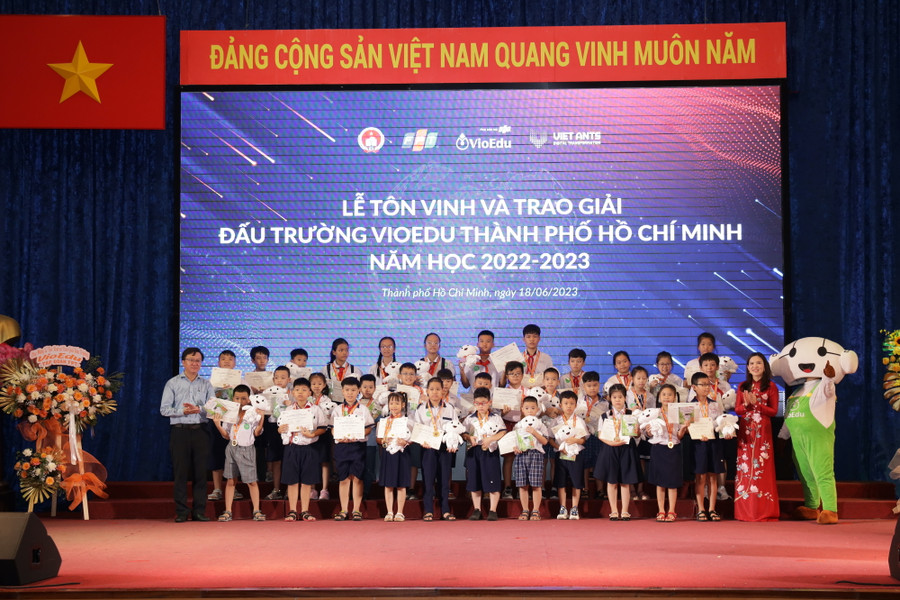 Sân chơi tôn vinh 483 giải Vàng, 771 giải Bạc, 1.154 giải Đồng và 3.363 giải Khuyến khích. Sân chơi tôn vinh 483 giải Vàng, 771 giải Bạc, 1.154 giải Đồng và 3.363 giải Khuyến khích.