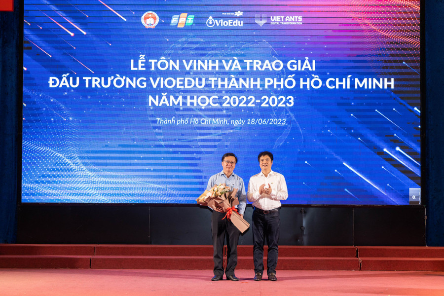 Ông Nguyễn Văn Khoa, Tổng giám đốc Tập đoàn FPT tặng hoa tri ân Sở GD&ĐT TP.HCM Ông Nguyễn Văn Khoa, Tổng giám đốc Tập đoàn FPT tặng hoa tri ân Sở GD&ĐT TP.HCM