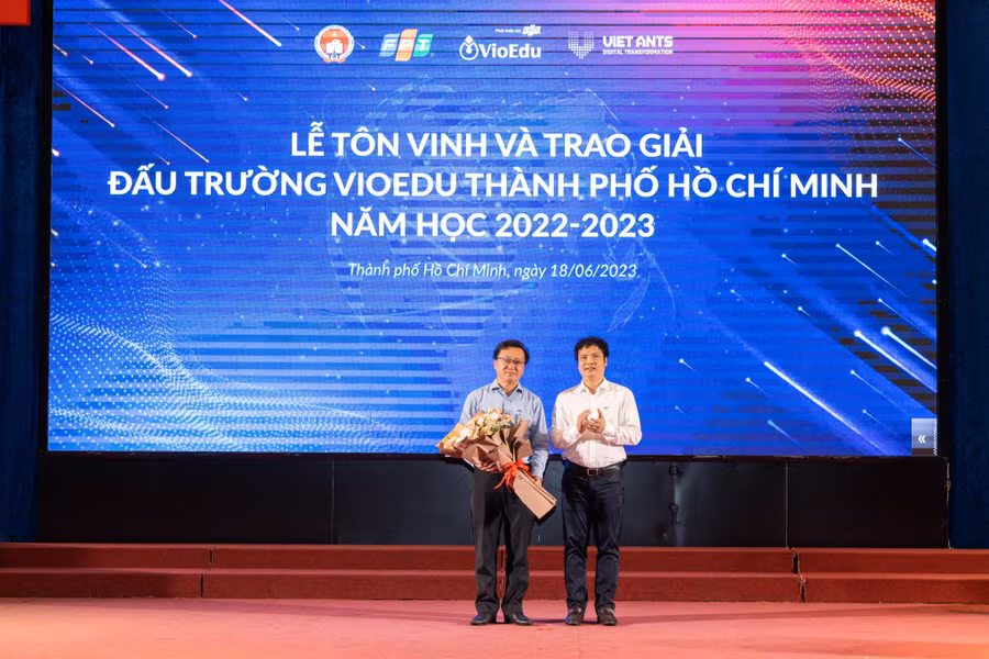 Ông Nguyễn Văn Khoa, Tổng giám đốc Tập đoàn FPT tặng hoa tri ân Sở GD&amp;ĐT TP.HCM