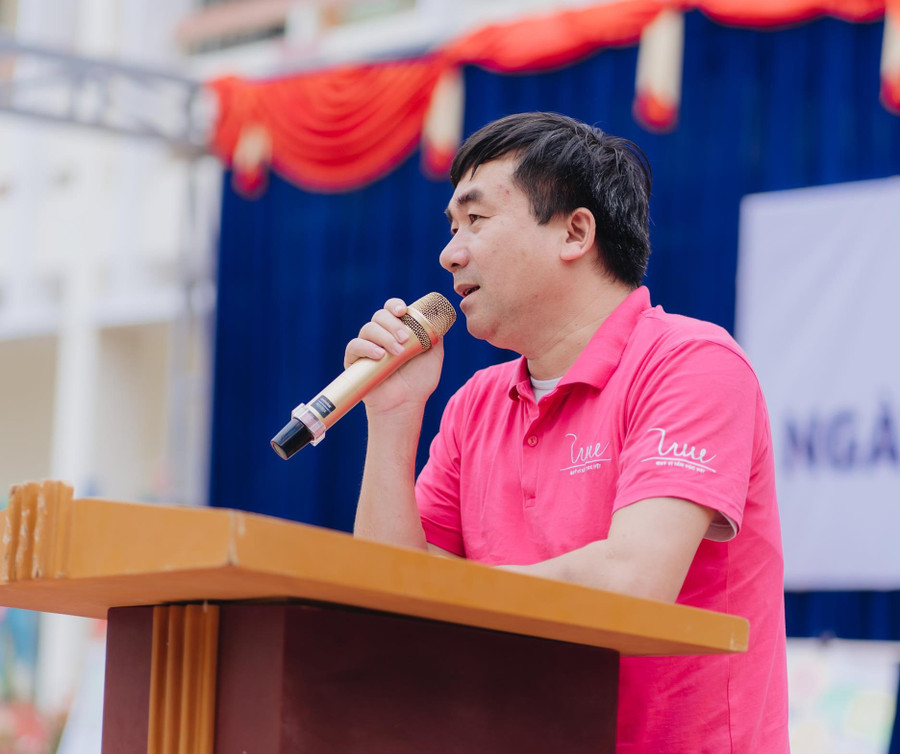 Thầy Đoàn Văn Chữ - Hiệu trưởng trường Tiểu học Bản Lầu.