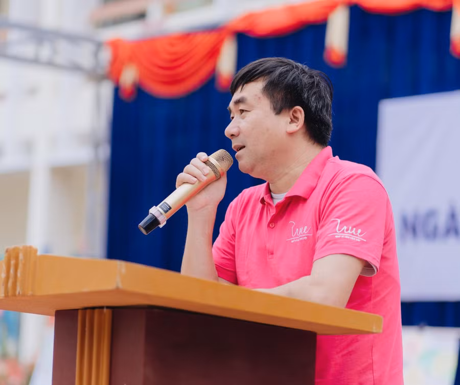 Thầy Đoàn Văn Chữ - Hiệu trưởng trường Tiểu học Bản Lầu. Thầy Đoàn Văn Chữ - Hiệu trưởng trường Tiểu học Bản Lầu.