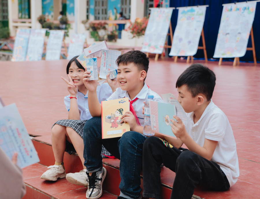 Gia Nhi (trái) hào hứng khoe quà sau khi tham gia các trò chơi.