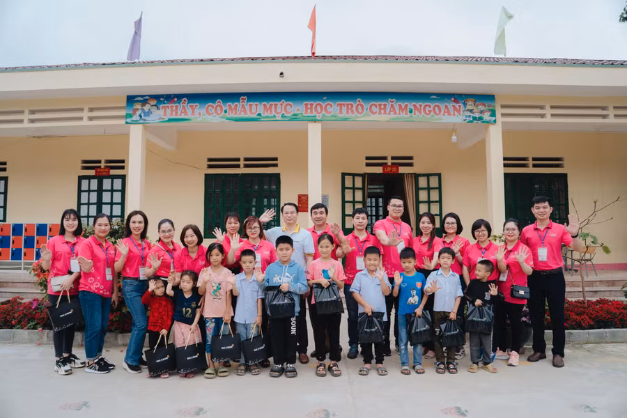 Điểm trường khánh thành trong niềm hân hoan của các thầy cô và học sinh vùng cao.