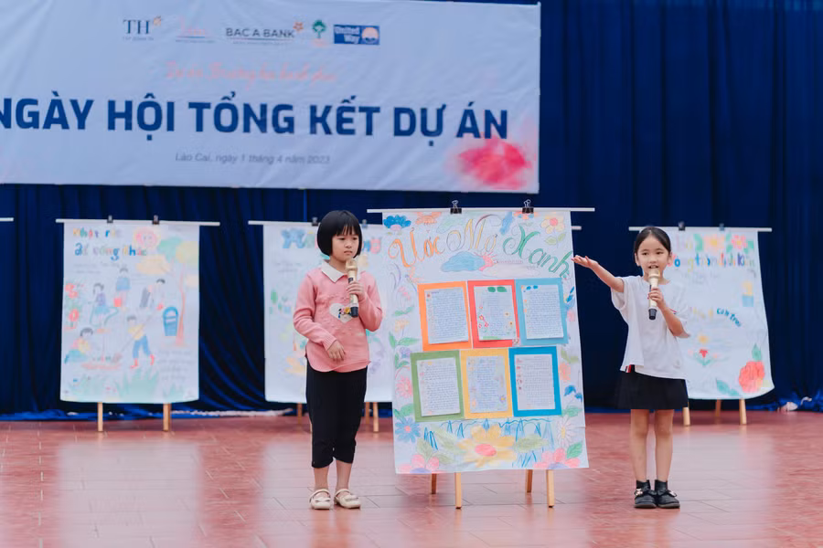 Hoàng Linh (phải) đang thuyết trình về tác phẩm báo tường của nhóm. Hoàng Linh (phải) đang thuyết trình về tác phẩm báo tường của nhóm.