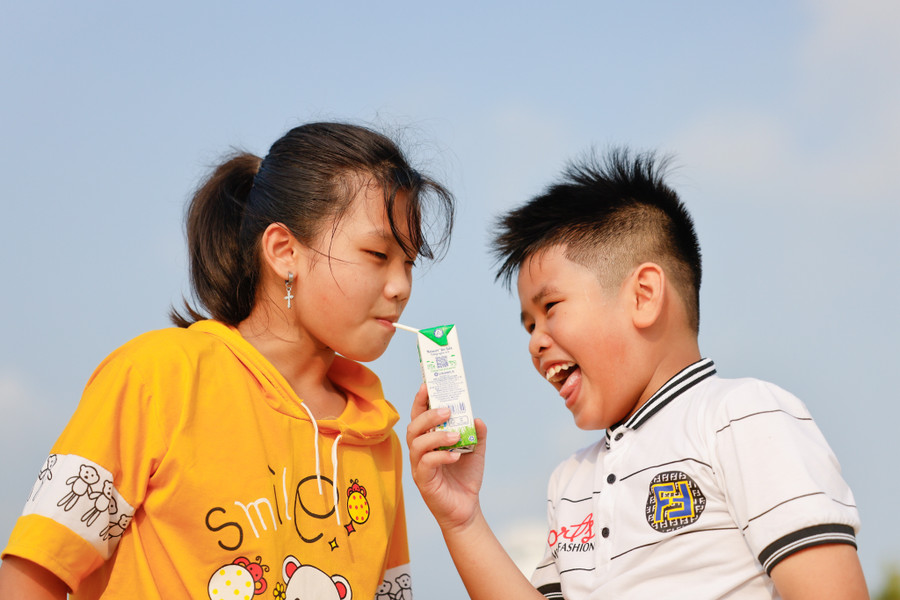 Niềm vui uống sữa của các em nhỏ là động lực lớn lao để Vinamilk bền bỉ duy trì chương trình Quỹ sữa Vươn cao Việt Nam trong suốt 16 năm qua Niềm vui uống sữa của các em nhỏ là động lực lớn lao để Vinamilk bền bỉ duy trì chương trình Quỹ sữa Vươn cao Việt Nam trong suốt 16 năm qua