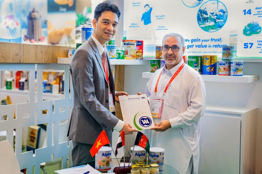 Ông Zia Ahmad Mohd Asmail – đối tác lớn của Vinamilk tại khu vực Trung Đông đã tiếp tục ký kết các hợp đồng nhập khẩu sản phẩm của Vinamilk trong năm 2023, đóng góp vào doanh thu xuất khẩu 100 triệu USD trong những tháng đầu năm của công ty