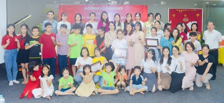 Đại diện học sinh và phụ huynh tại Lễ trao giải 2022.