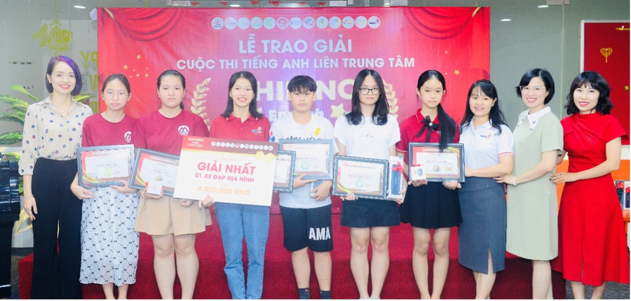 Trao giải cho học sinh tại bảng U14.