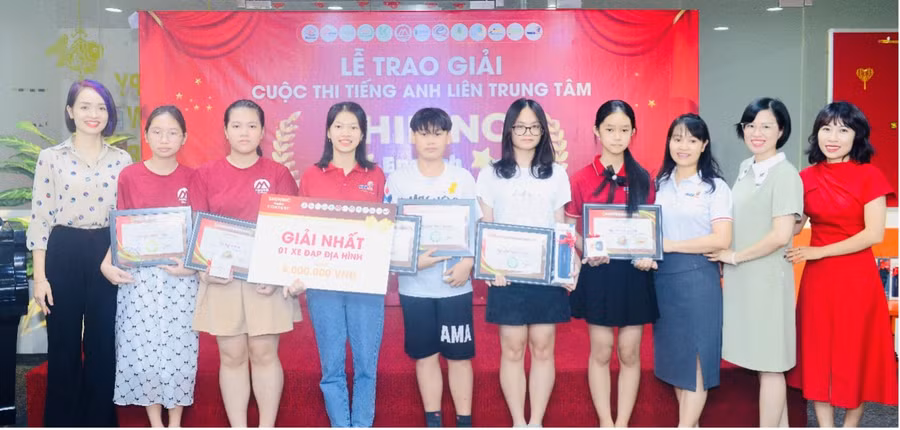 Trao giải cho học sinh tại bảng U14.