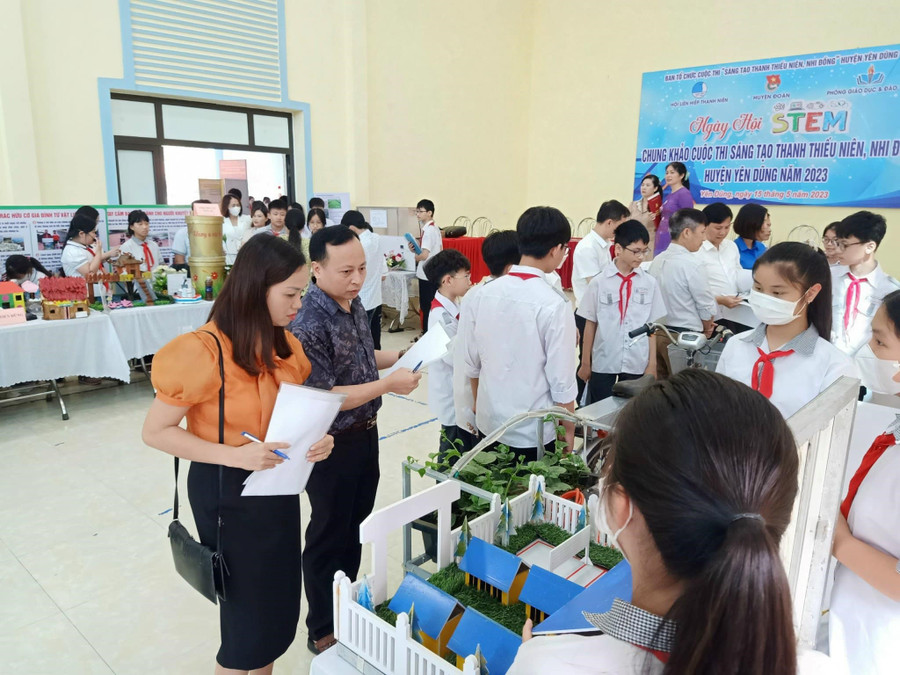 Ban giám khảo đánh giá từng mô hình, sản phẩm. Ban giám khảo đánh giá từng mô hình, sản phẩm.