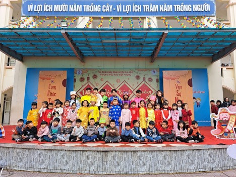 Các em học sinh chụp ảnh lưu niệm tại Lễ hội.