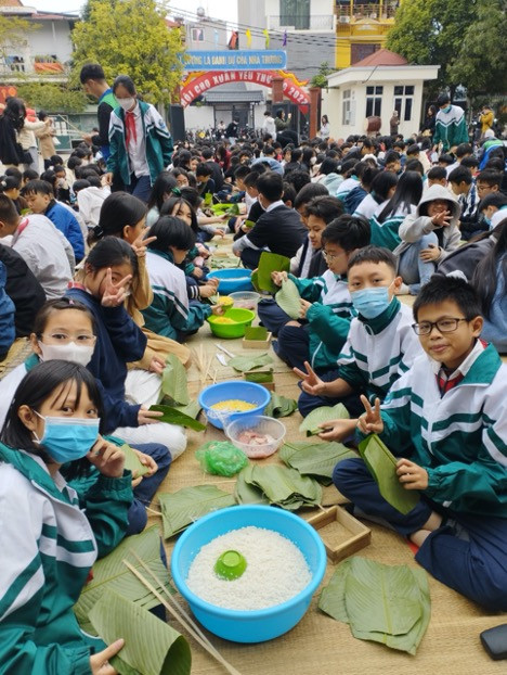 Học sinh bắt đầu gói bánh chưng.