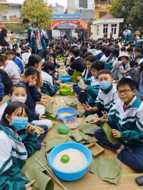 Học sinh bắt đầu gói bánh chưng. Học sinh bắt đầu gói bánh chưng.