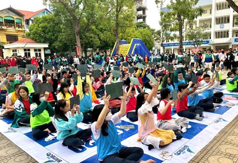 Trò chơi rung chuông vàng được học sinh các lớp hưởng ứng nhiệt tình.