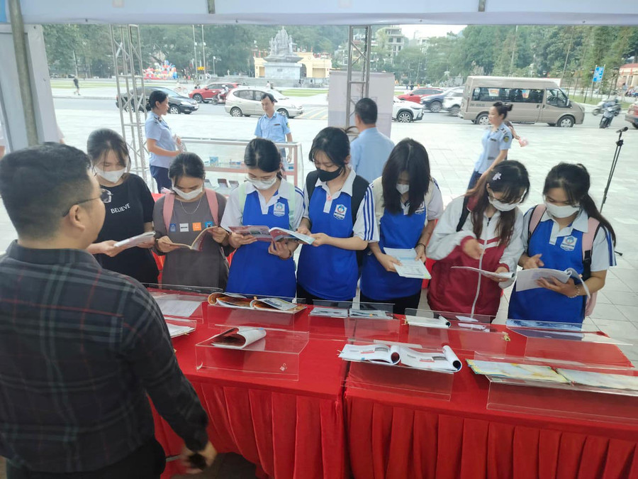 Trưng bày nhận diện sách thật - sách giả tại Hà Giang năm 2023 Trưng bày nhận diện sách thật - sách giả tại Hà Giang năm 2023