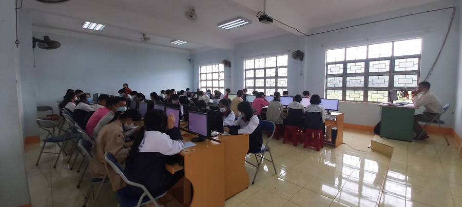 Giờ kiểm tra trên máy tính ở Trường THPT Trần Cao Vân. Giờ kiểm tra trên máy tính ở Trường THPT Trần Cao Vân.