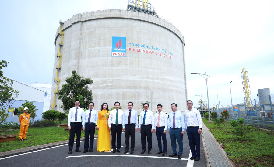 Đoàn đại biểu tham quan Kho LNG 1MMTPA Thị Vải. Đoàn đại biểu tham quan Kho LNG 1MMTPA Thị Vải.