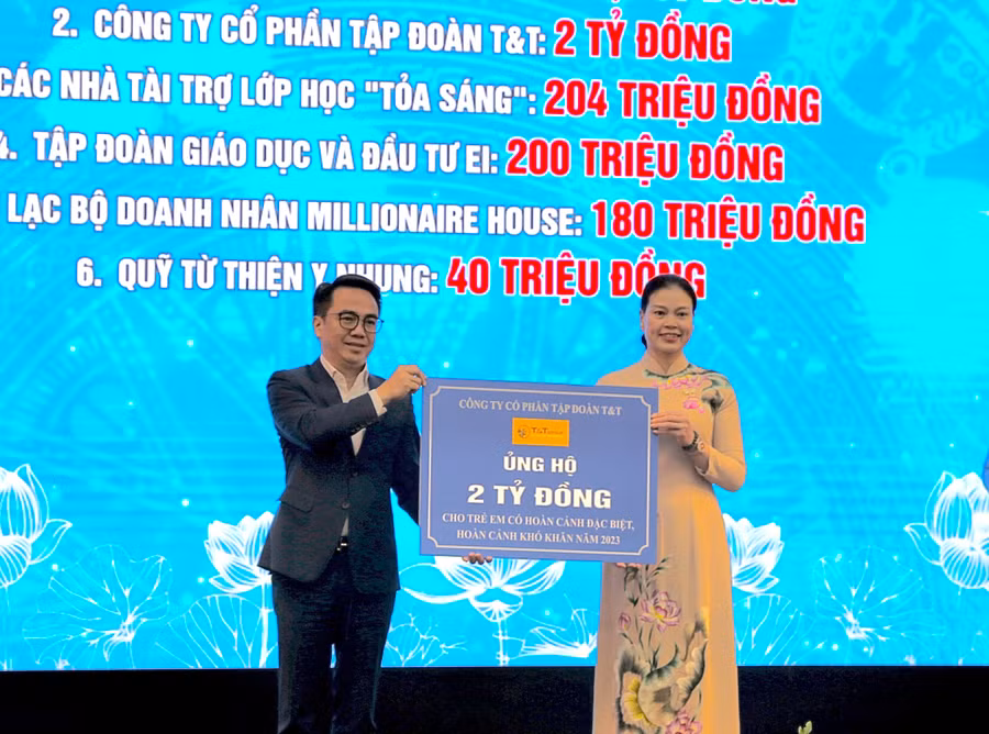 Đại diện lãnh đạo Tập đoàn T&T Group (trái) trao ủng hộ 2 tỷ đồng cho Trung tâm công tác xã hội và Quỹ bảo trợ trẻ em Hà Nội nhằm hỗ trợ trẻ em có hoàn cảnh đặc biệt, hoàn cảnh khó khăn.