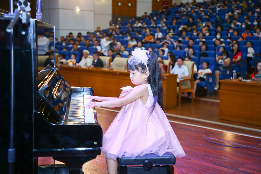 Thanh Trúc (6 tuổi, Hải Phòng) khiến cả khán phòng ngạc nhiên và thích thú khi cô bé năm học tới mới vào lớp 1 đã vô cùng đáng yêu và tự tin biểu diễn piano trước cả nghìn học sinh và phụ huynh. Thanh Trúc (6 tuổi, Hải Phòng) khiến cả khán phòng ngạc nhiên và thích thú khi cô bé năm học tới mới vào lớp 1 đã vô cùng đáng yêu và tự tin biểu diễn piano trước cả nghìn học sinh và phụ huynh.