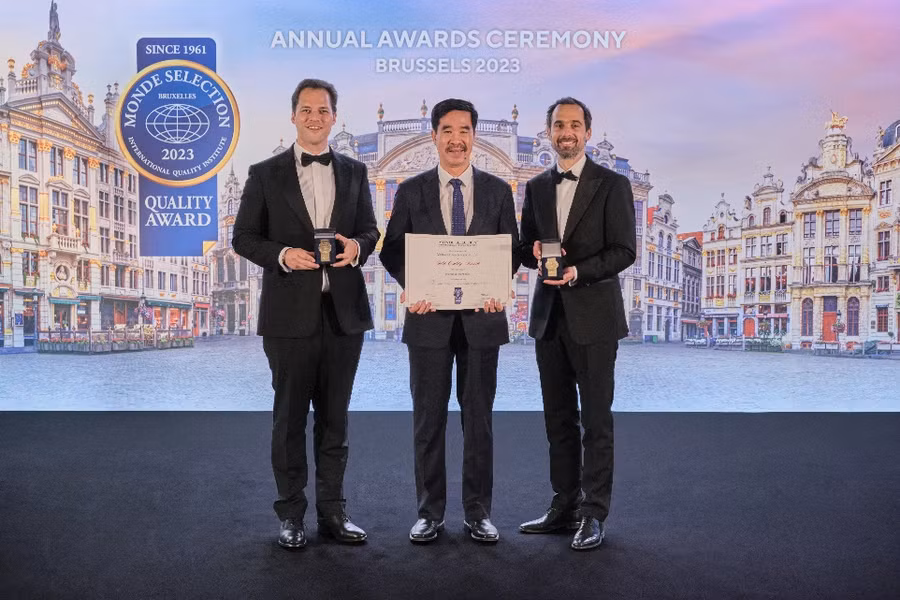 Đại diện Vinamilk nhận giải Giải Vàng Quốc tế về Chất lượng 2023 (Gold Award 2023) từ tổ chức Monde Selection (Bỉ). (Ảnh: Vinamilk).