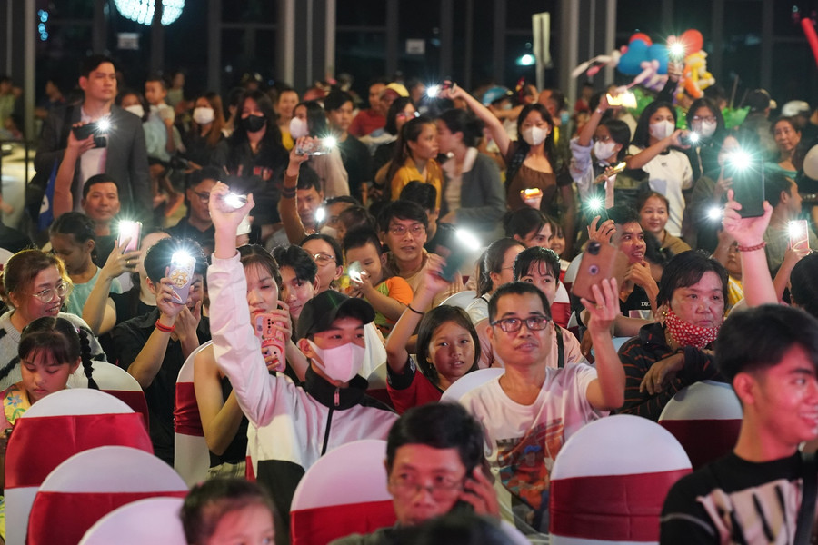 Khán giả hào hứng hòa theo các tiết mục biểu diễn sôi động Khán giả hào hứng hòa theo các tiết mục biểu diễn sôi động