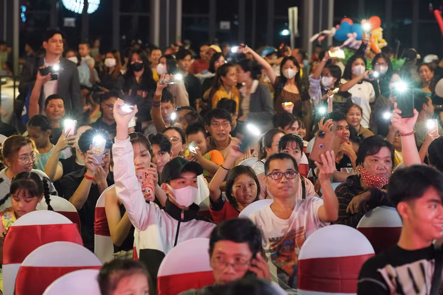 Khán giả hào hứng hòa theo các tiết mục biểu diễn sôi động