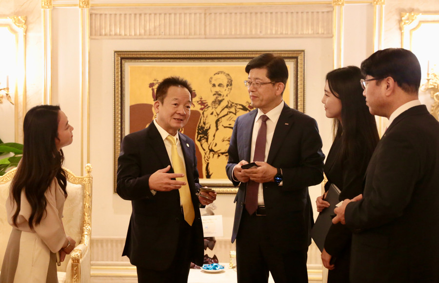 : Ông Đỗ Quang Hiển, Chủ tịch UBCL Tập đoàn T&T Group trao đổi tiềm năng, cơ hội hợp tác với ông Bin Dae-in, Chủ tịch HĐQT kiêm TGĐ Tập đoàn Tài chính BNK. : Ông Đỗ Quang Hiển, Chủ tịch UBCL Tập đoàn T&T Group trao đổi tiềm năng, cơ hội hợp tác với ông Bin Dae-in, Chủ tịch HĐQT kiêm TGĐ Tập đoàn Tài chính BNK.