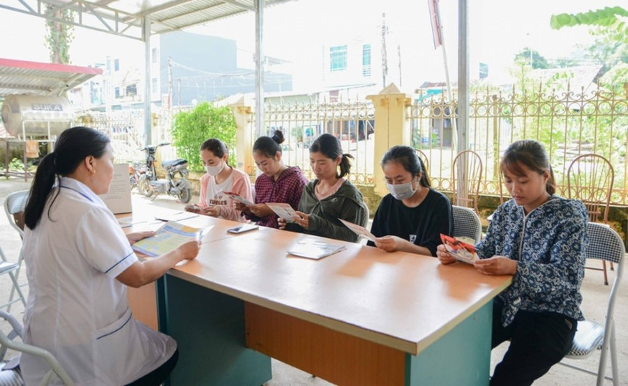 Buổi truyền thông về sức khỏe sinh sản, làm mẹ an toàn tại xã Đà Vị. Ảnh: Internet. Buổi truyền thông về sức khỏe sinh sản, làm mẹ an toàn tại xã Đà Vị. Ảnh: Internet.