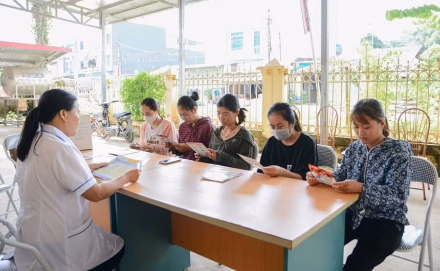 Buổi truyền thông về sức khỏe sinh sản, làm mẹ an toàn tại xã Đà Vị. Ảnh: Internet.