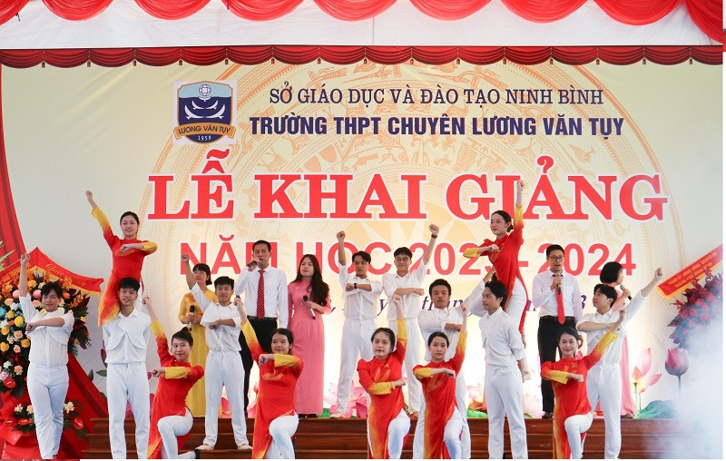 Niềm vui khai trường năm học mới 2023- 2024 của học sinh Trường THPT chuyên Lương Văn Tuỵ Niềm vui khai trường năm học mới 2023- 2024 của học sinh Trường THPT chuyên Lương Văn Tuỵ