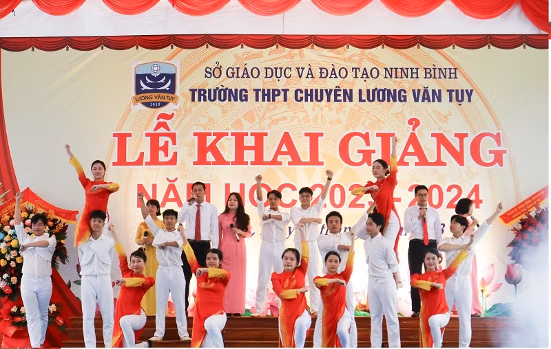 Niềm vui khai trường năm học mới 2023- 2024 của học sinh Trường THPT chuyên Lương Văn Tuỵ