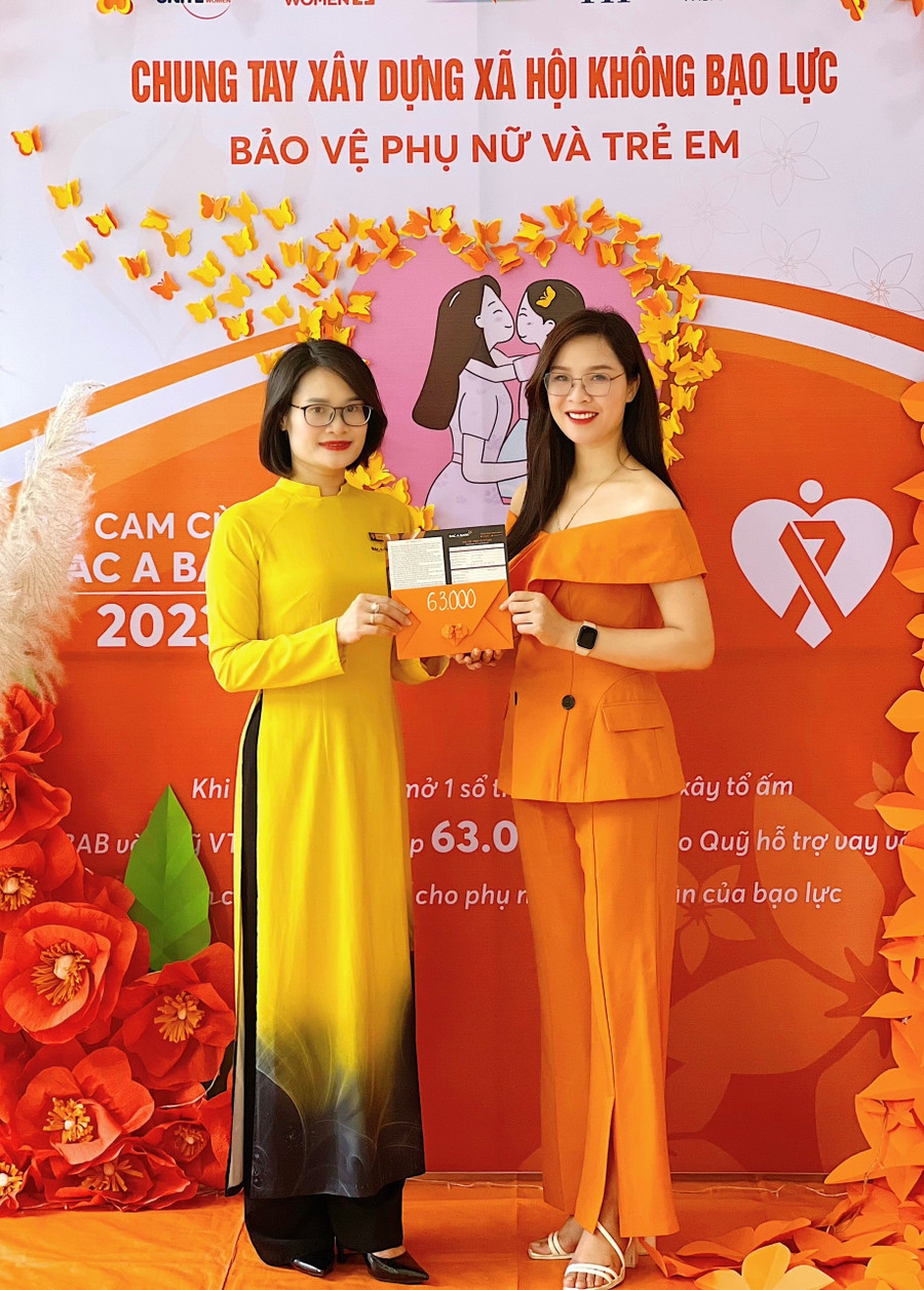 Khách hàng BAC A BANK nhiệt tình tham gia chiến dịch của Ngân hàng. Khách hàng BAC A BANK nhiệt tình tham gia chiến dịch của Ngân hàng.